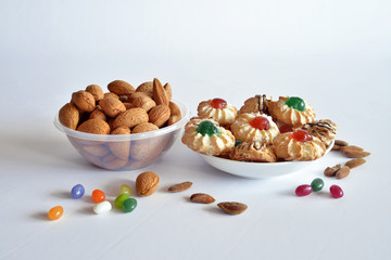 Fototapeta na wymiar biscotti siciliani fatti con pasta di mandorle e guarniti con frutta candita