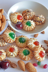 biscotti siciliani fatti con pasta di mandorle e guarniti con frutta candita