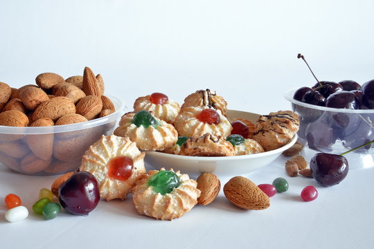 biscotti siciliani fatti con pasta di mandorle e guarniti con frutta candita
