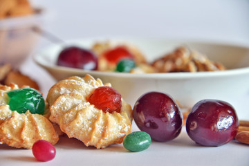 biscotti siciliani fatti con pasta di mandorle e guarniti con frutta candita - 162068596