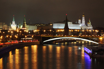 Naklejka premium View to Moscow Kremlin at night from Patriarshy bridge, Russia