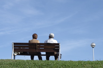 ancianos sentados en un banco del parque