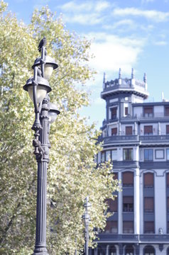 farola y edificio en ciudad 
