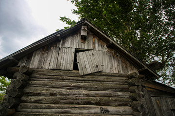 Fototapeta na wymiar Old abandoned hut in the village 