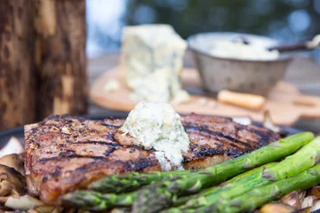 Gardinen Steak with blue cheese butter © amyinlondon
