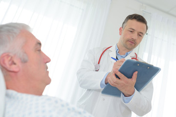 Obraz premium young doctor with patient