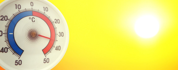 Naklejka premium Sommerhitze 35 Grad auf dem Thermometer