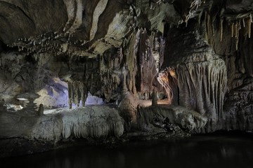 Collomne dans une grotte