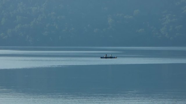朝の湖　二人乗りのカヤック