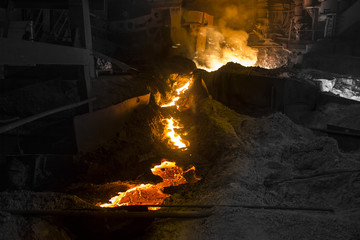 Blast furnace with flow of liquid iron