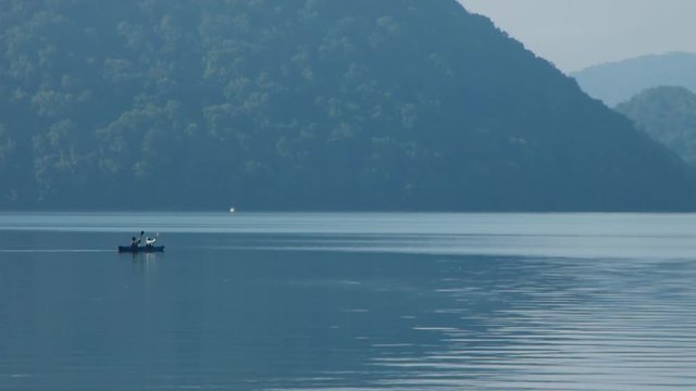 朝の湖　二人乗りのカヤック