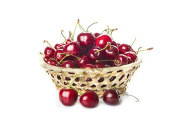 Fototapeta na wymiar Cesta de cerezas frescas recién cosechadas, fruta roja para una comida saludable aisladas sobre fondo blanco