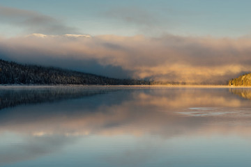 Obraz premium Winter sunrise at Donner Lake, California.