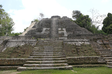 Fototapeta na wymiar The Lamanai ruins in Belize