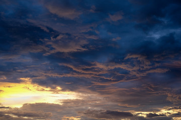 Obraz premium Beautiful sky at dusk. The sky after the rainstorm comes with the sunset at twilight. Rainy season.