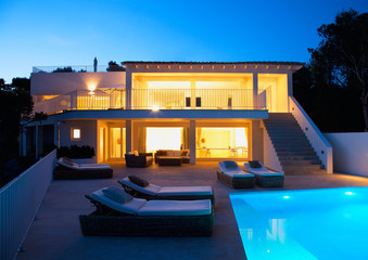 Beautiful Luxury Home with Swimming Pool
