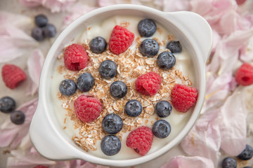 Joghurt mit Müsli und Beeren 