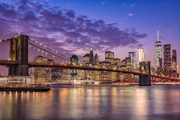 Naklejka premium Brooklyn Bridge i nocny widok Nowego Jorku