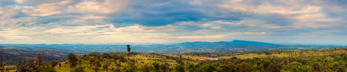 Naklejka premium panoramiczny krajobraz wysokich gór w prowincji Tajlandii