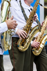 Obraz premium military orchestra musicians playing saxophones during brass bands fest