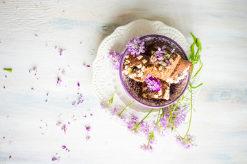 Obraz na płótnie Canvas Kuchen dessert with flowers