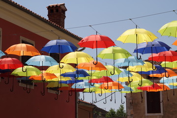 Fototapeta na wymiar Viele bunte Regenschirme