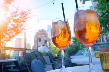 Photo sur Plexiglas Alcool View of cocktail glasses set on rooftop table