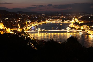 Plakat Chain Bridge accross Dunabe river in Budapest at night