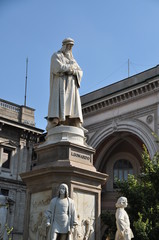 Fototapeta na wymiar Statue of Leonardo da Vinci, Milan, Italy