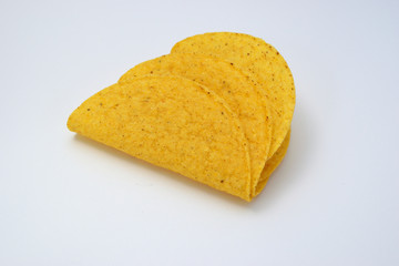 メキシコ料理のタコスの材料　タコシェル　白背景　コピースペースあり　Mexican tacos ingredients, taco shells, white background, copy space available