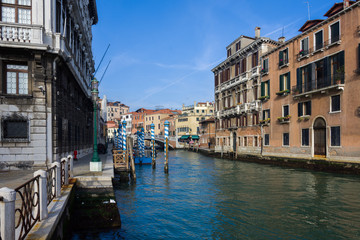 Fototapeta na wymiar Get around Venice, its canals and its beauty