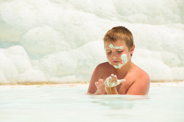 The child swims in the Pamukkah tram. Wellness baths.