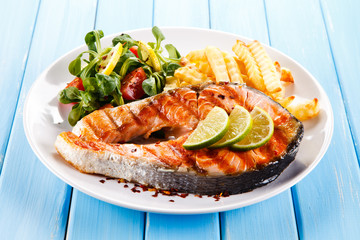 Grilled salmon with french fries 