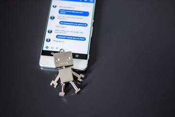 Chatbot / Social Bot, Smartphone und Chatverlauf 