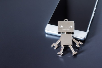 Chatbot / Social Bot, Smartphone mit schwarzem Display
