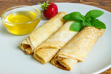 Crepes with strawberries with honey