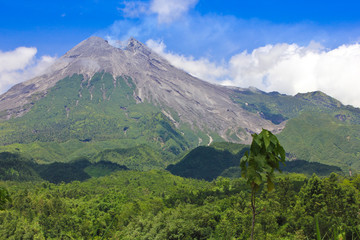 Fototapeta premium Góra Merapi w Yogyakarta, Indonezja Wulkan Widok Krajobrazu