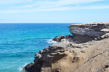 Sonnige Küste mit Felsen auf Fuerteventura