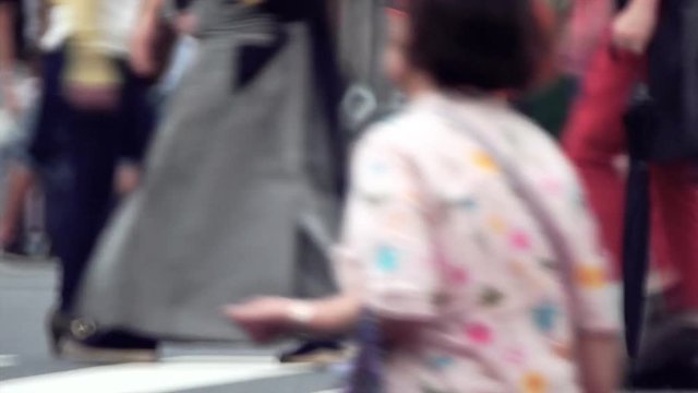 東京　新宿　大ガード　交差点　混雑する群衆　雑踏　レトロレンズ