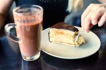 Eaing souffle cake with spoon in cafe