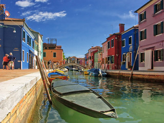 Fototapeta na wymiar Kanal mit Boot im buntes Stätdchen Burano bei Venedig