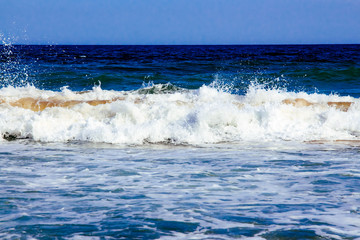 Brandung und Wellen am Strand