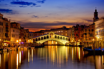 Zonsopgang boven het Canal Grande in Venetië, Italië