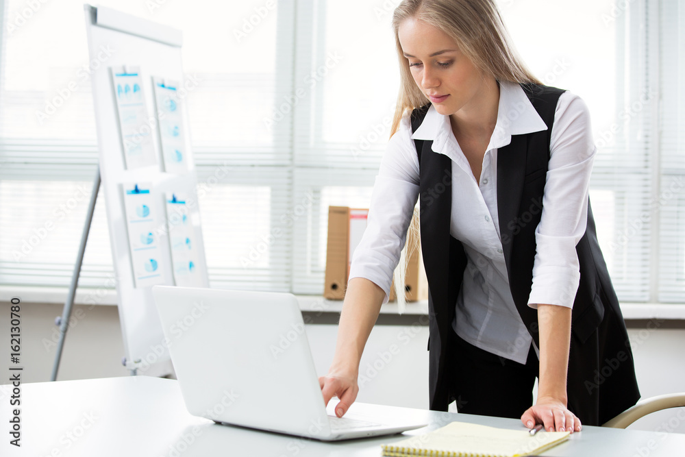 Wall mural Business woman in the office