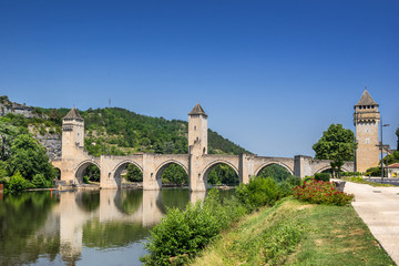Fototapeta na wymiar Pont Valentre across the Lot river in the town of Cahors 