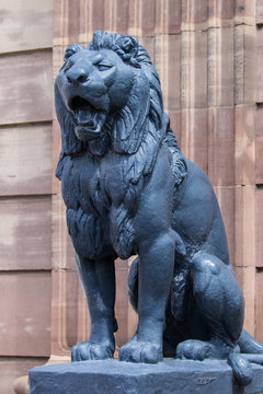 L&ouml;wenskulptur vor dem Eingang