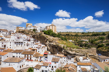 Fototapeta na wymiar View of Setenil de las Bodegas village, one of the beautiful white villages of Andalusia, Spain