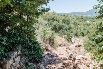 Path  passing through a wooded slope and descending to the Amud River