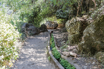 Path  passing through a wooded slope and descending to the Amud River