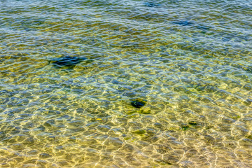 Ruhiges, flaches Wasser an einer Küste